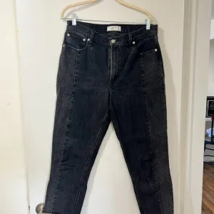 ✨ Abercrombie &amp; Fitch The Mom High Rise Jeans – Size 31/12 Long ✨