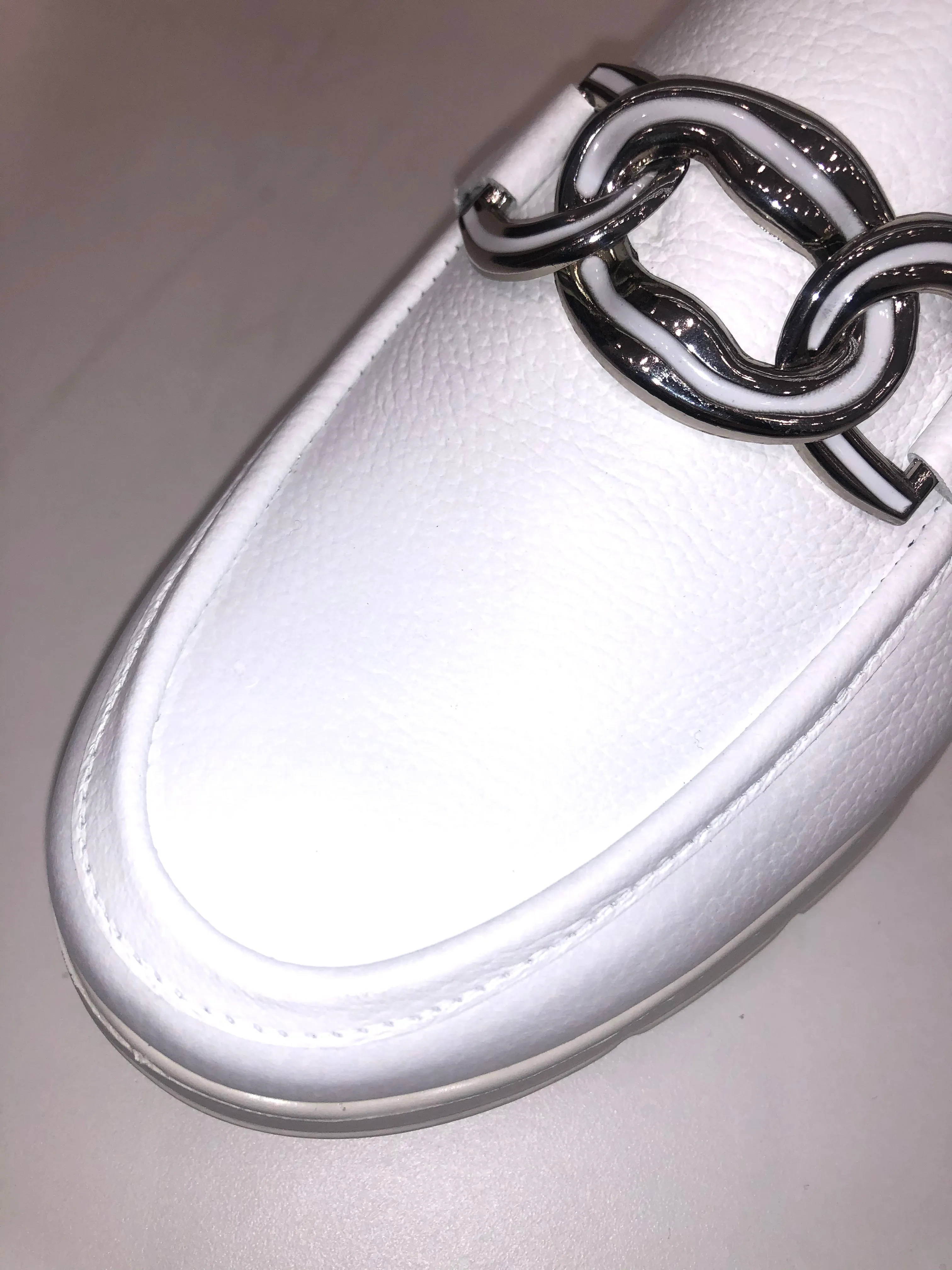 GLADIS WHITE
