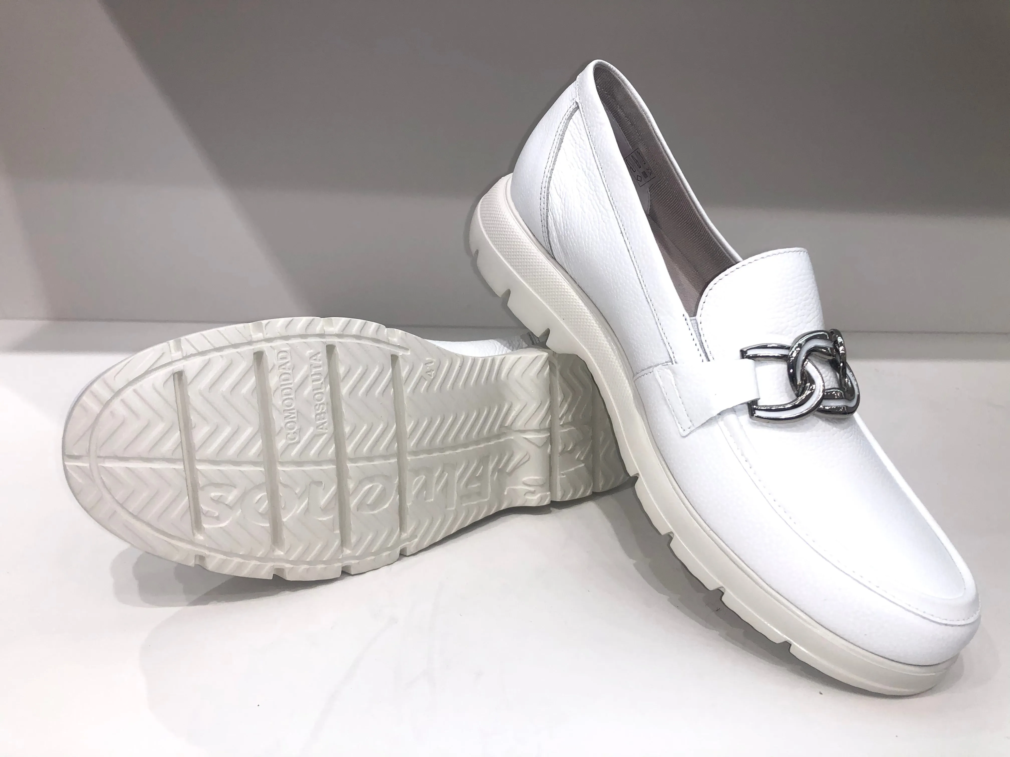 GLADIS WHITE