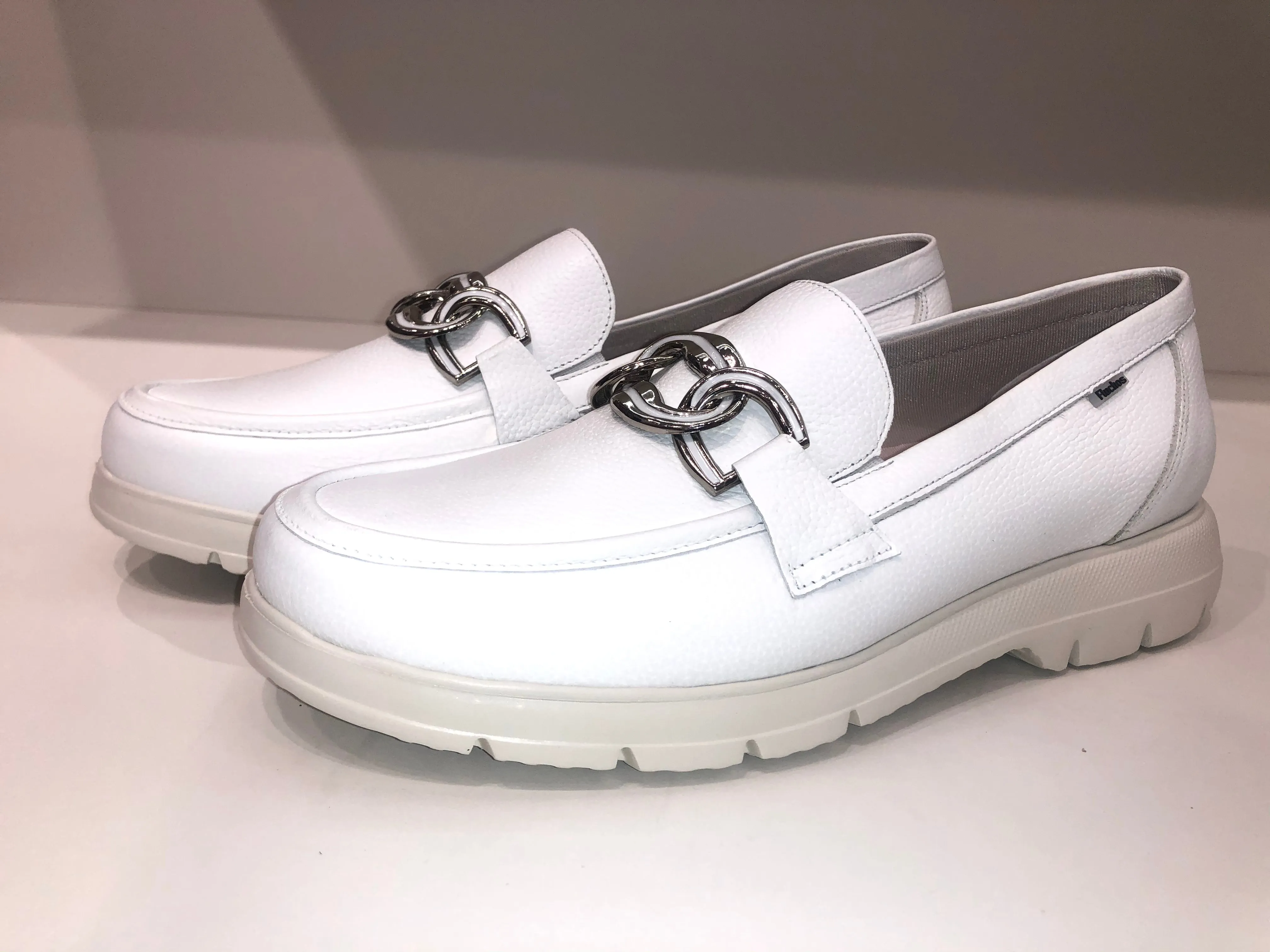 GLADIS WHITE