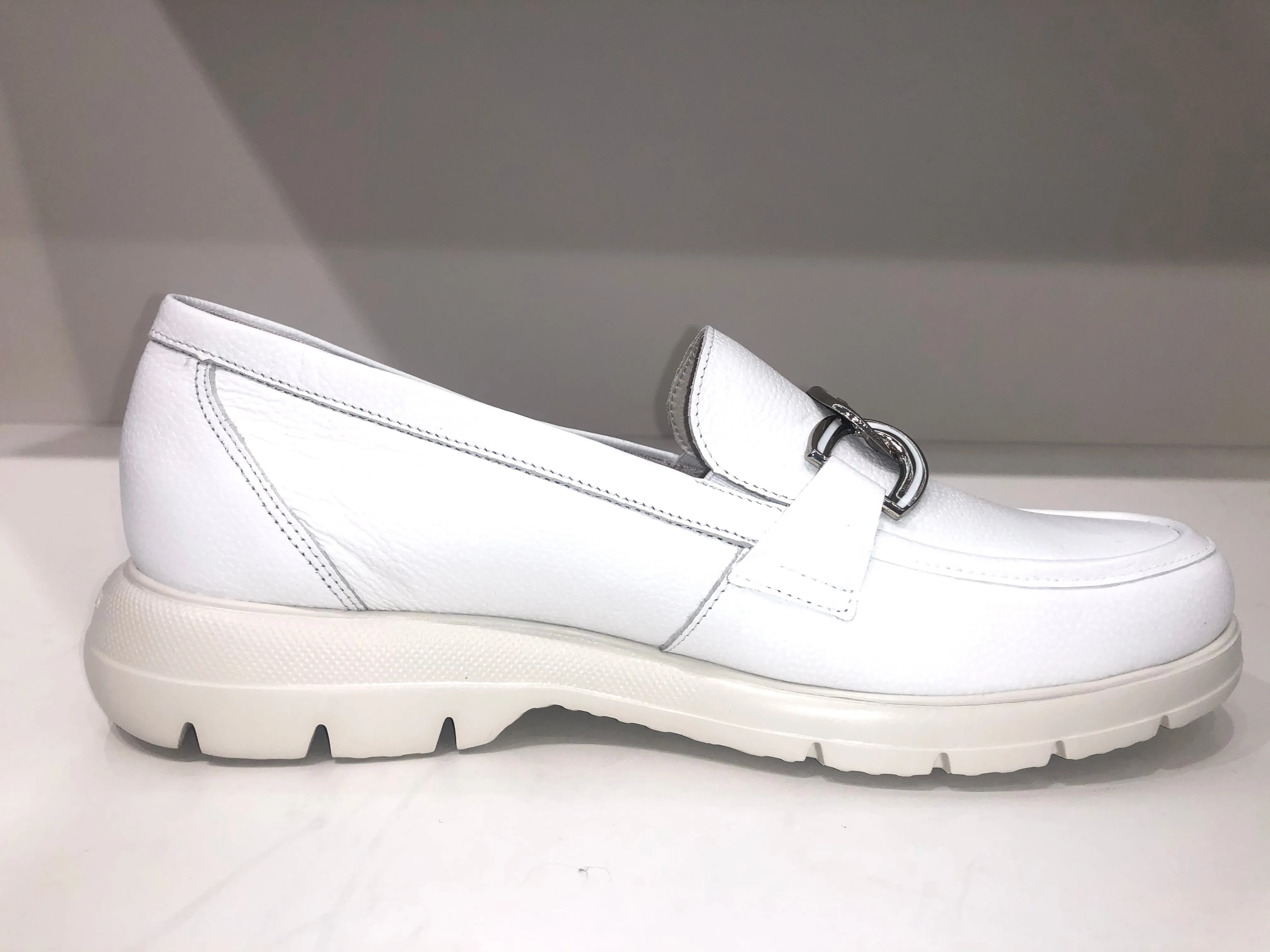 GLADIS WHITE