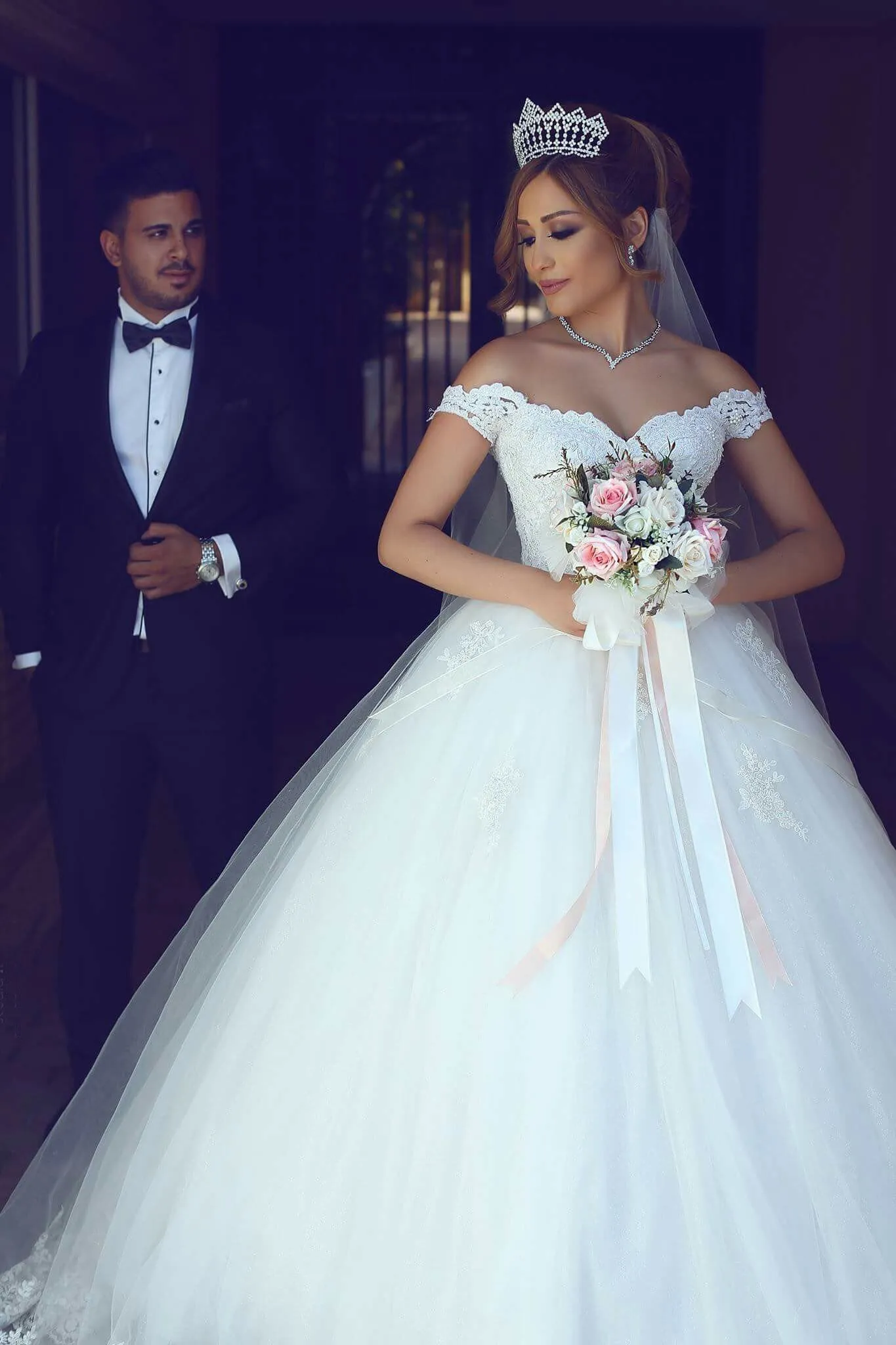 Sexy Ball Gown Off The Shoulder Floor Length Sleeveless Tulle Bridal Gown Wedding Dresses OHD132
