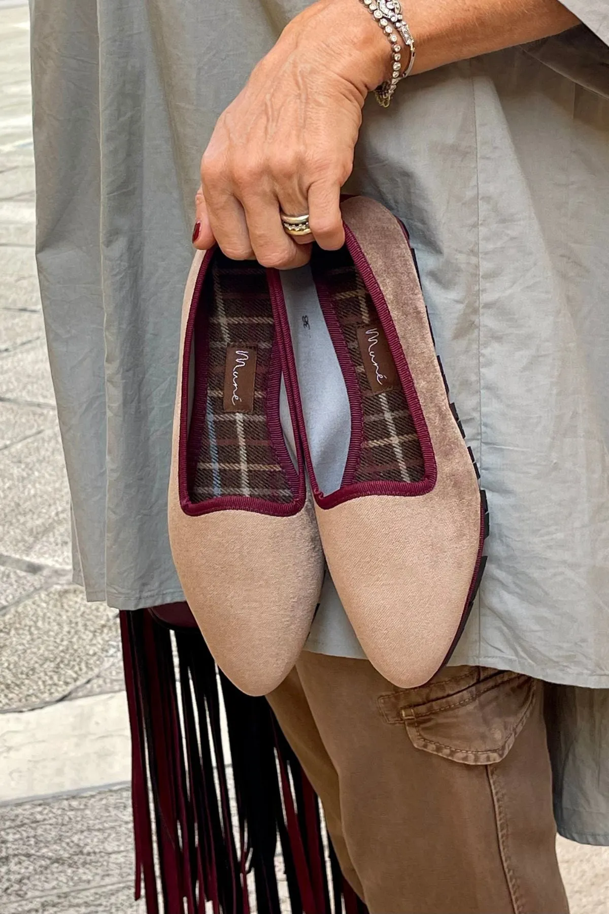 Slippers Terciopelo Beige Ribete Burdeos