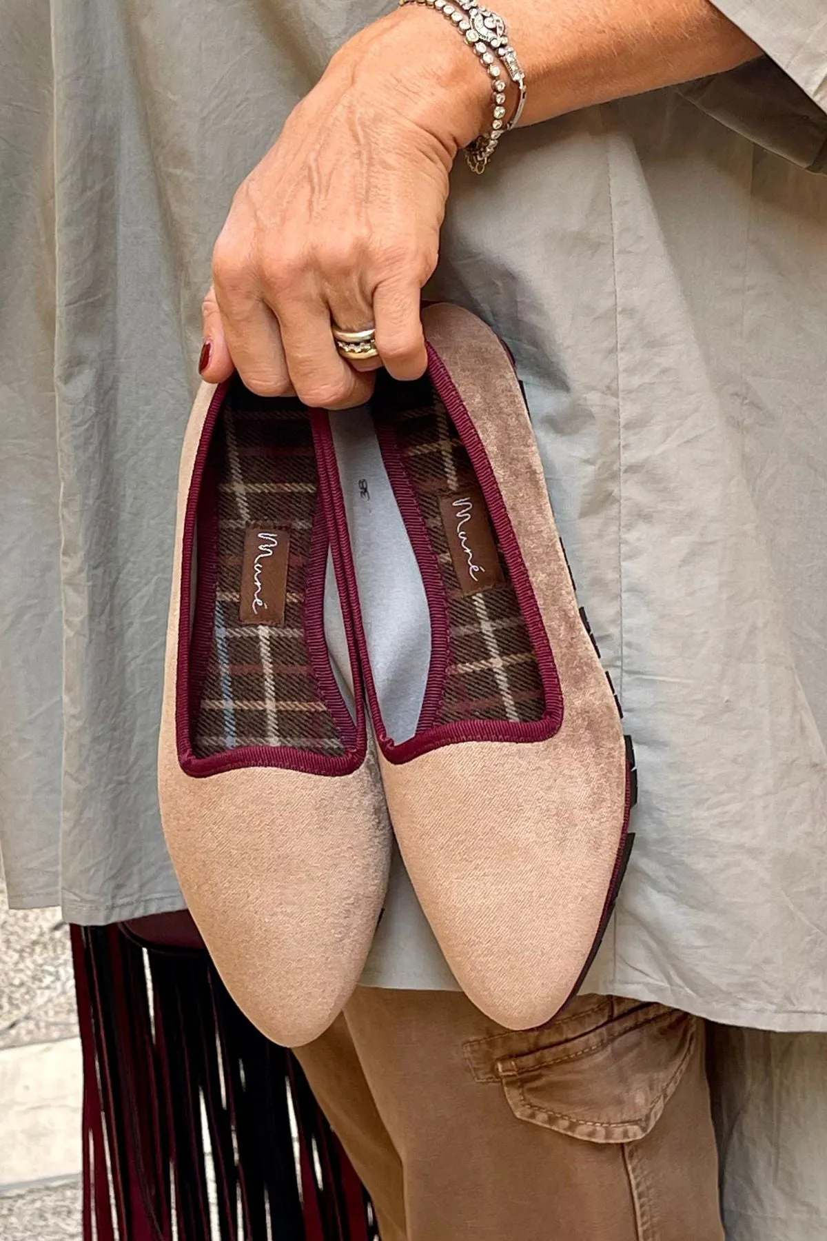 Slippers Terciopelo Beige Ribete Burdeos