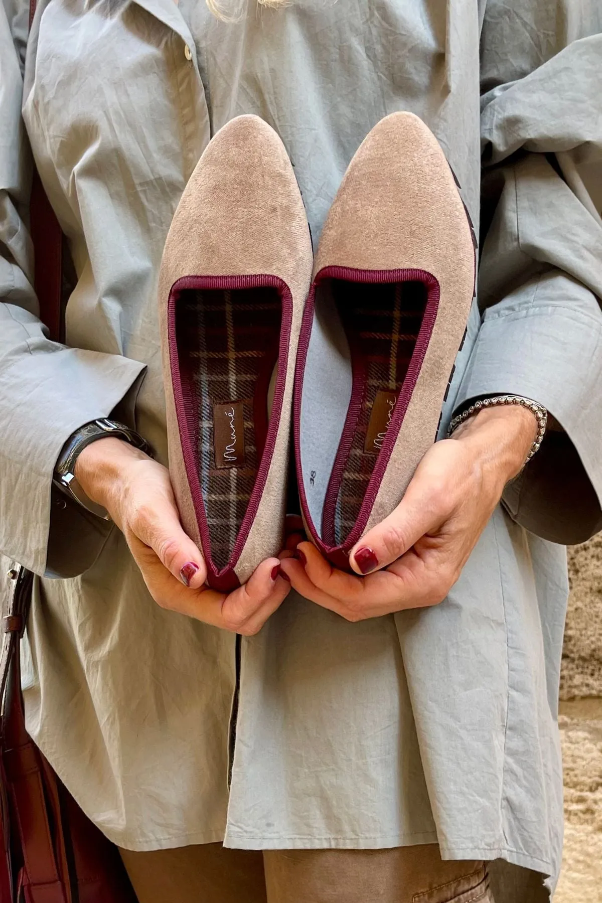 Slippers Terciopelo Beige Ribete Burdeos